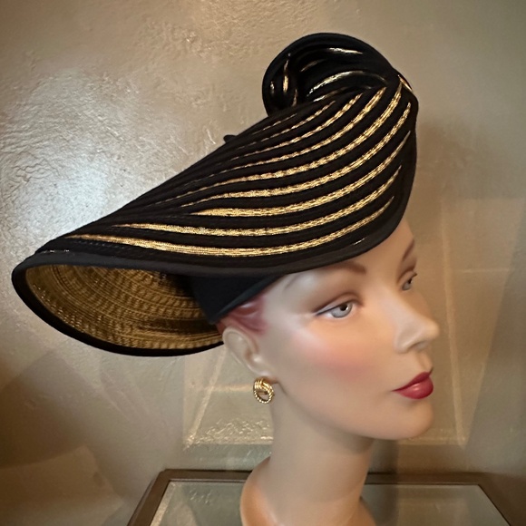 ONE-OF-A-KIND 1970s\' GOLD LAME AND BLACK FABRIC CHURCH HAT main image 15